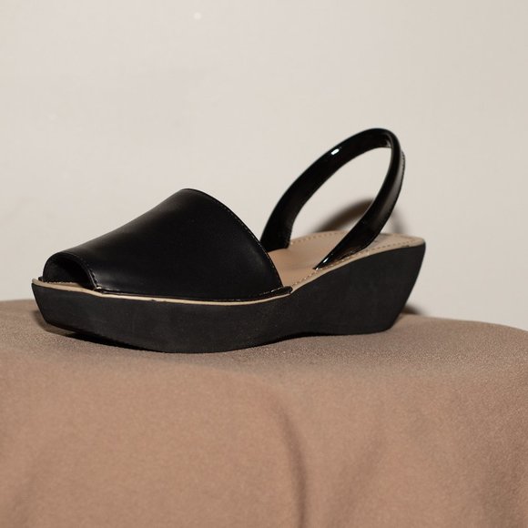 USED KENNETH COLE REACTION Black Sandals Size 6.5 US - Picture 1 of 6